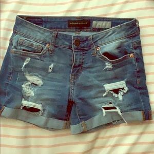 I’m selling these pair of jean shorts